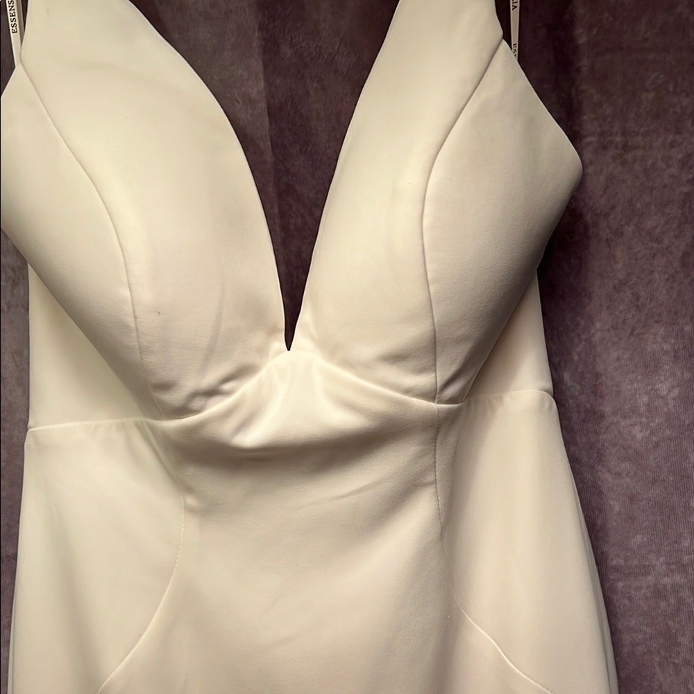 Elegant Ivory V Neck wedding dress with LOW back D3985 - Picture 4 of 9